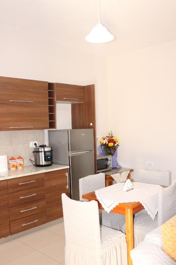 Leva'S Apartments Sarande Bagian luar foto