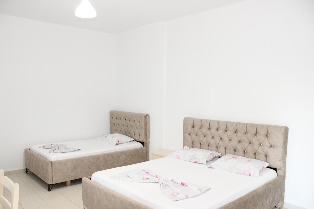 Leva'S Apartments Sarande Bagian luar foto