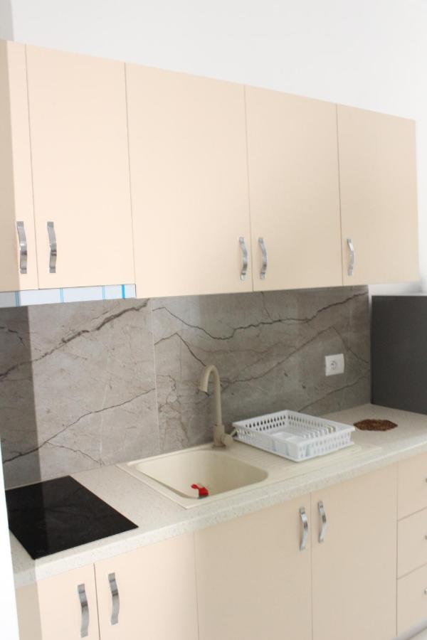 Leva'S Apartments Sarande Bagian luar foto