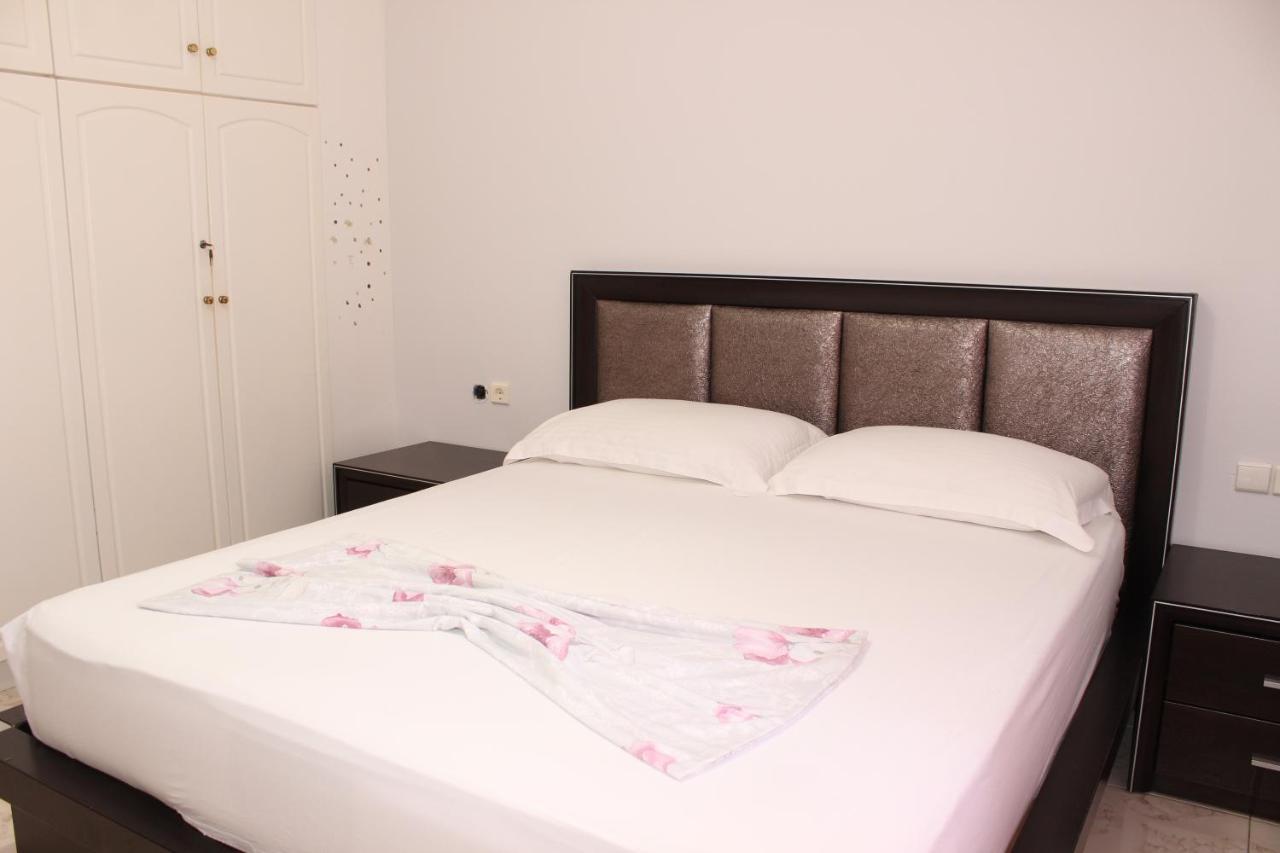 Leva'S Apartments Sarande Bagian luar foto