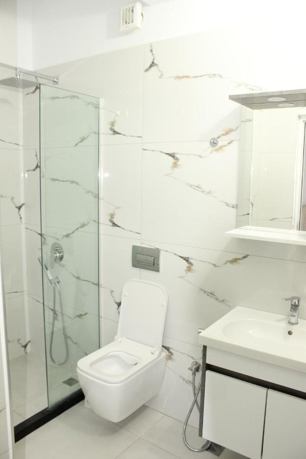 Leva'S Apartments Sarande Bagian luar foto
