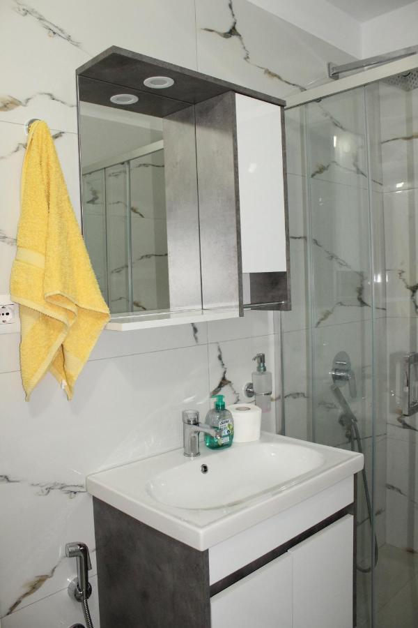 Leva'S Apartments Sarande Bagian luar foto