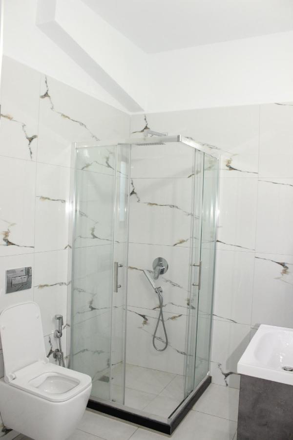 Leva'S Apartments Sarande Bagian luar foto