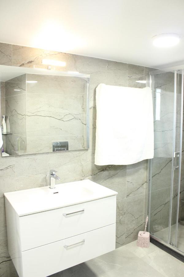 Leva'S Apartments Sarande Bagian luar foto